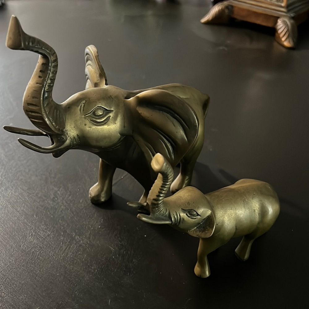 brass elephant with baby elephant